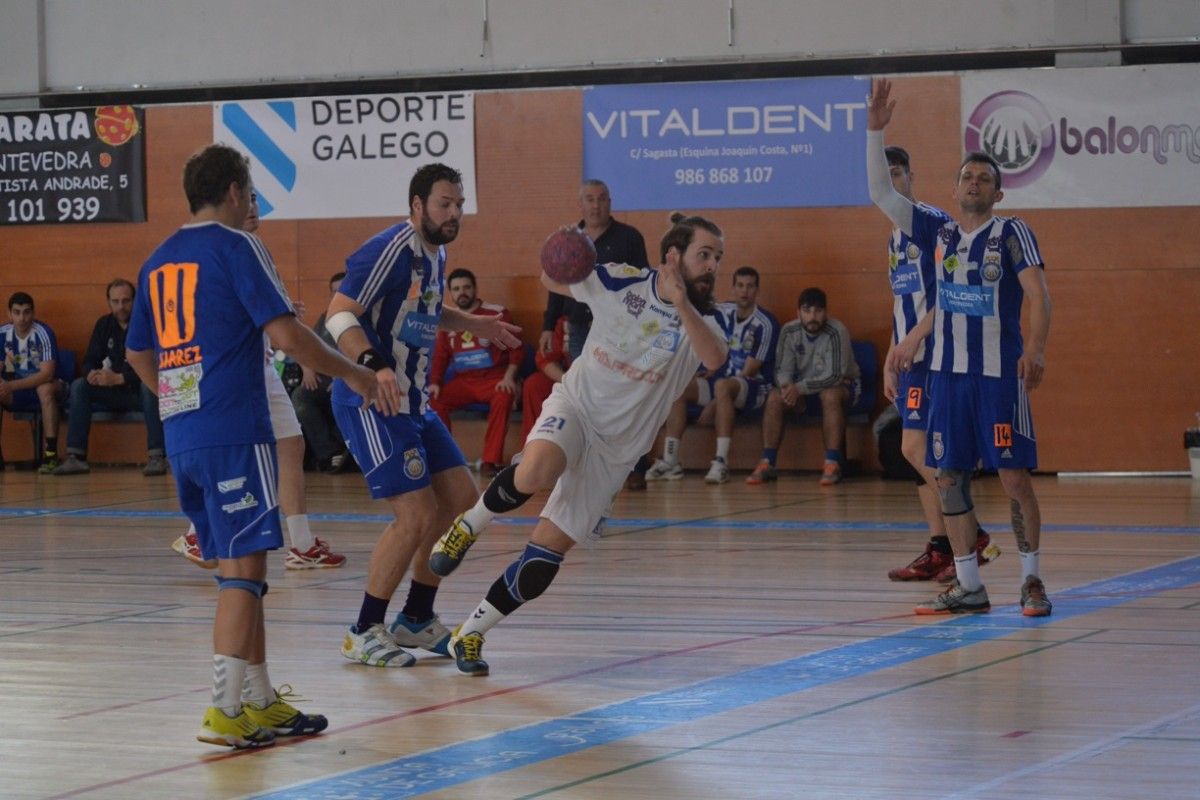 Partido entre BM Pontevedra y Cisne en el CGTD