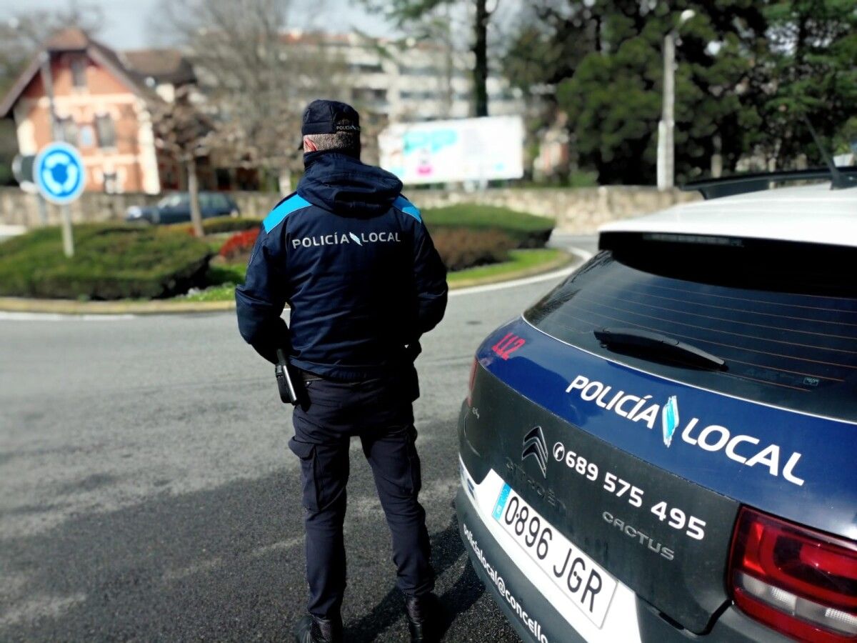 Agente de la Policía Local, en una rotonda de Poio