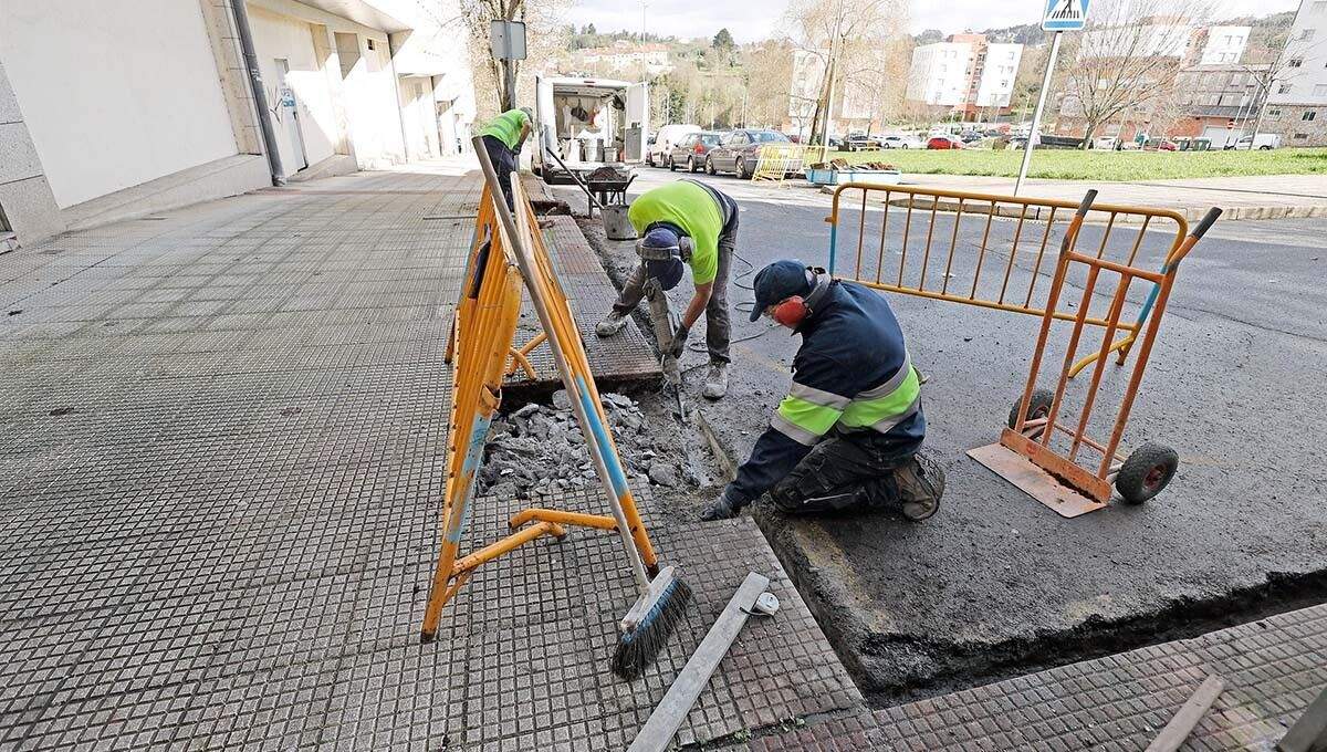 Trabajos de mantenimiento en la Praza das Regas