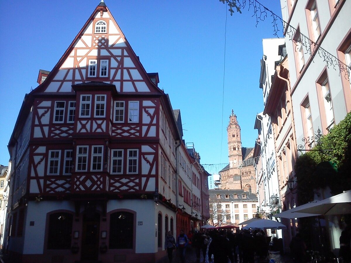 Weinhaus zum Spiegel cunha torre da catedral ao fondo