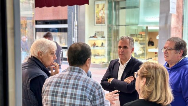 Rafa Domínguez con comerciantes das galerías Oliva Rafa Domínguez con comerciantes das galerías Oliva