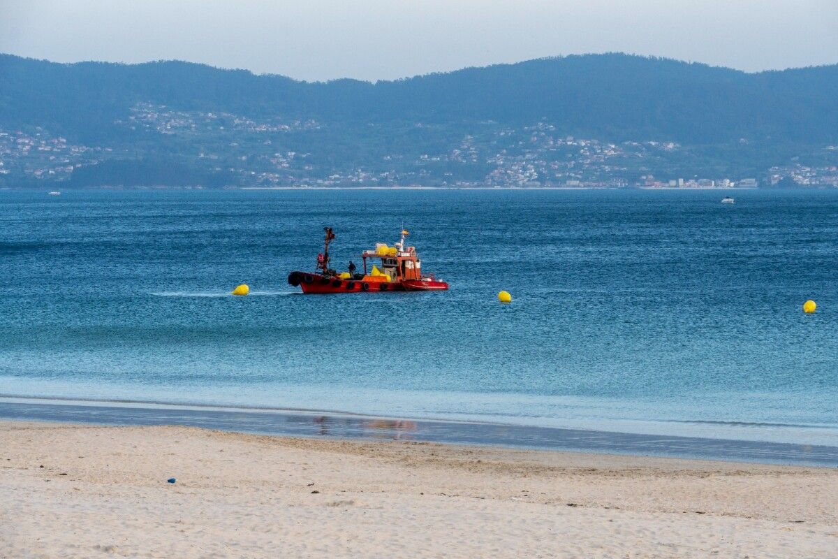 Instalación de balizas en la playa de Silgar
