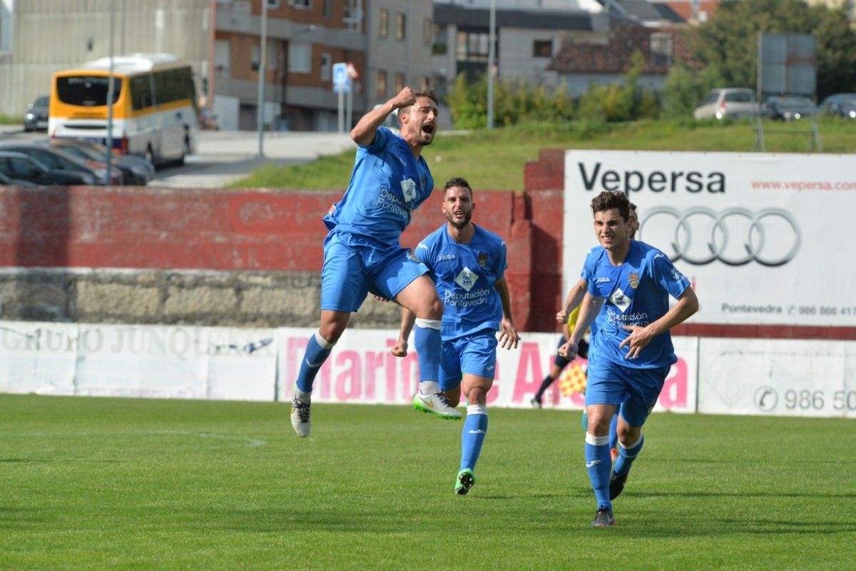 Mouriño celebra o gol que significaba o empate a un no Arosa-Pontevedra na Lomba Mouriño celebra o gol que significaba o empate a un no Arosa-Pontevedra na Lomba