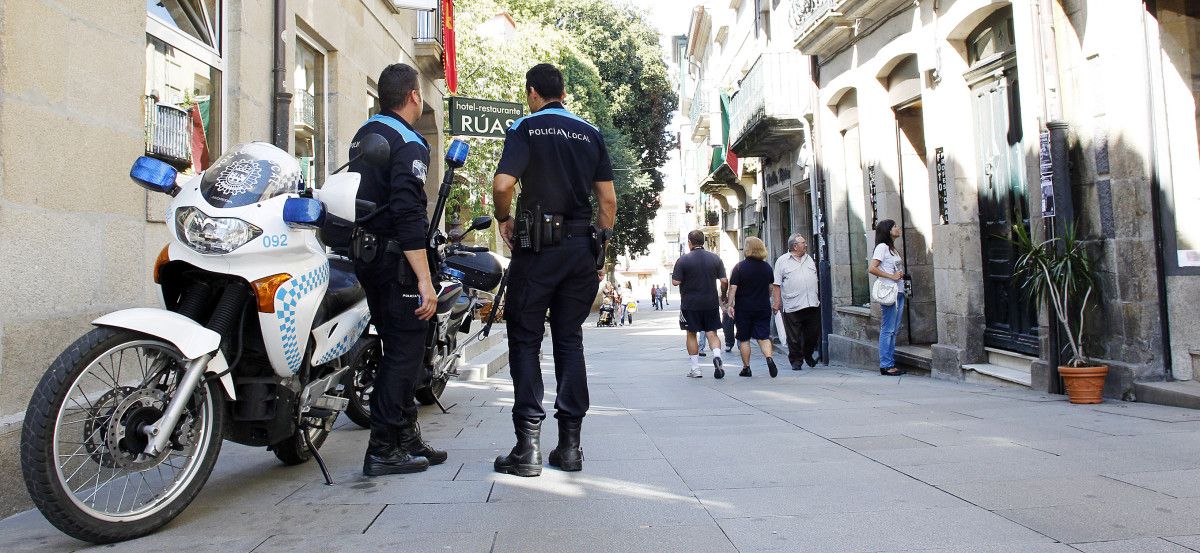 Policía Local de Pontevedra na rúa Sarmiento, no centro histórico