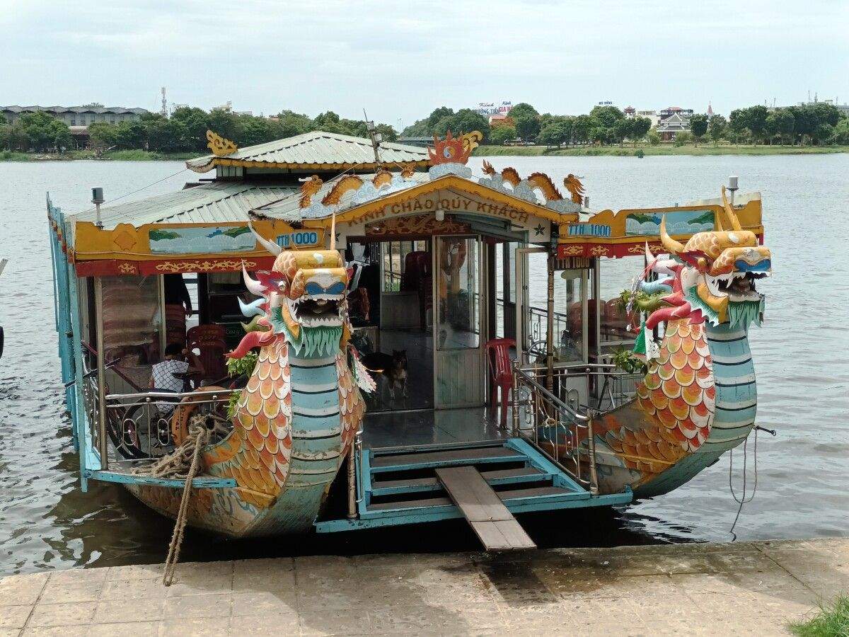 Barco dragón do río Perfume
