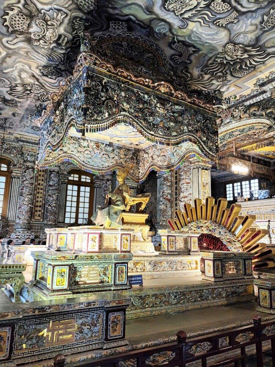 Mausoleo do emperador Khai Dinh, interior