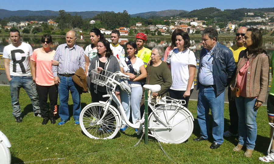 Bicicleta branca en homenaxe aos ciclistas falecidos na autovía de Marín