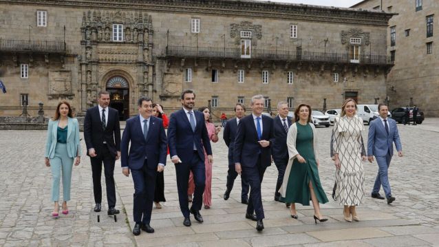 El presidente de la Xunta, Alfonso Rueda, posa para los medios con su nuevo equipo de gobierno antes de la toma de posesión de sus cargos El presidente de la Xunta, Alfonso Rueda, posa para los medios con su nuevo equipo de gobierno antes de la toma de posesión de sus cargos
