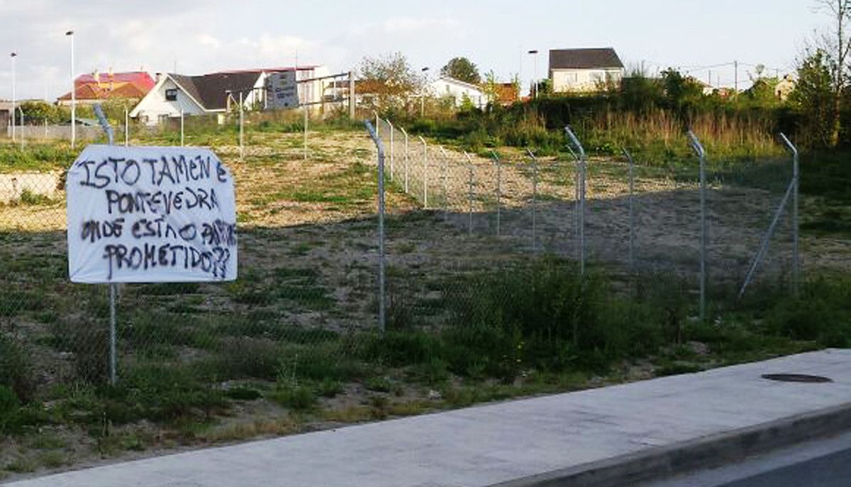 Pancarta reivindicativa en la calle Médico Ballina para pedir un parque infantil