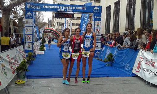 Carmen Gómez (izquierda) tras entrar en meta en el nacional de duatlón de Soria