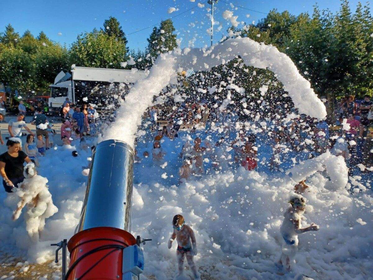 Fiesta de la espuma en Beluso