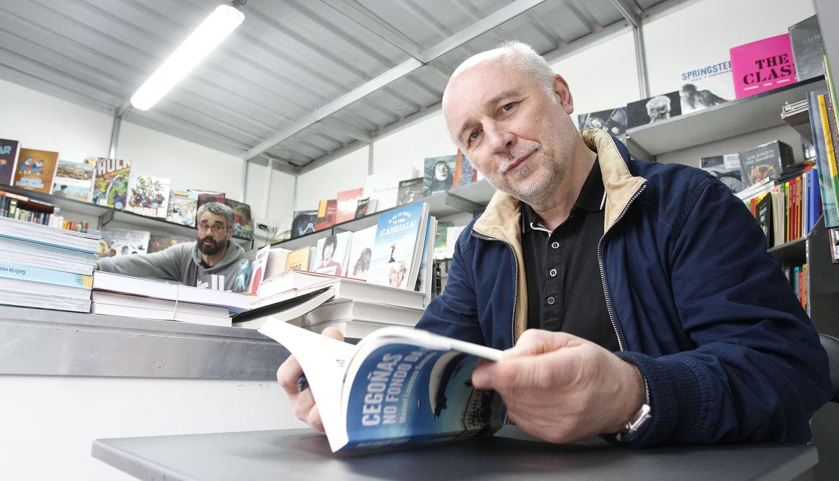 El escritor Manuel Lourenzo González firma un ejemplar de 'Cegoñas no fondo da ría'