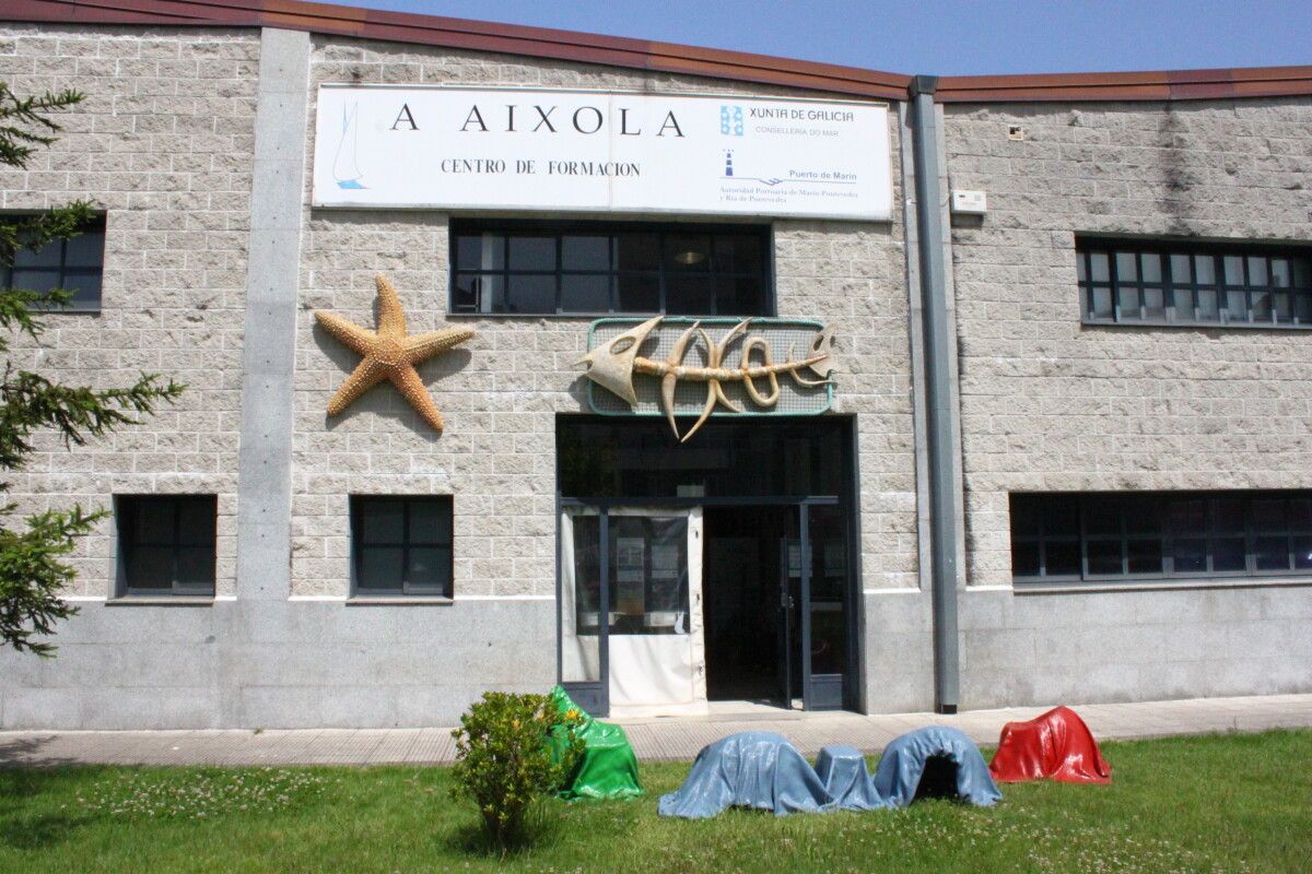Centro de Formación A Aixola no porto pesqueiro de Marín