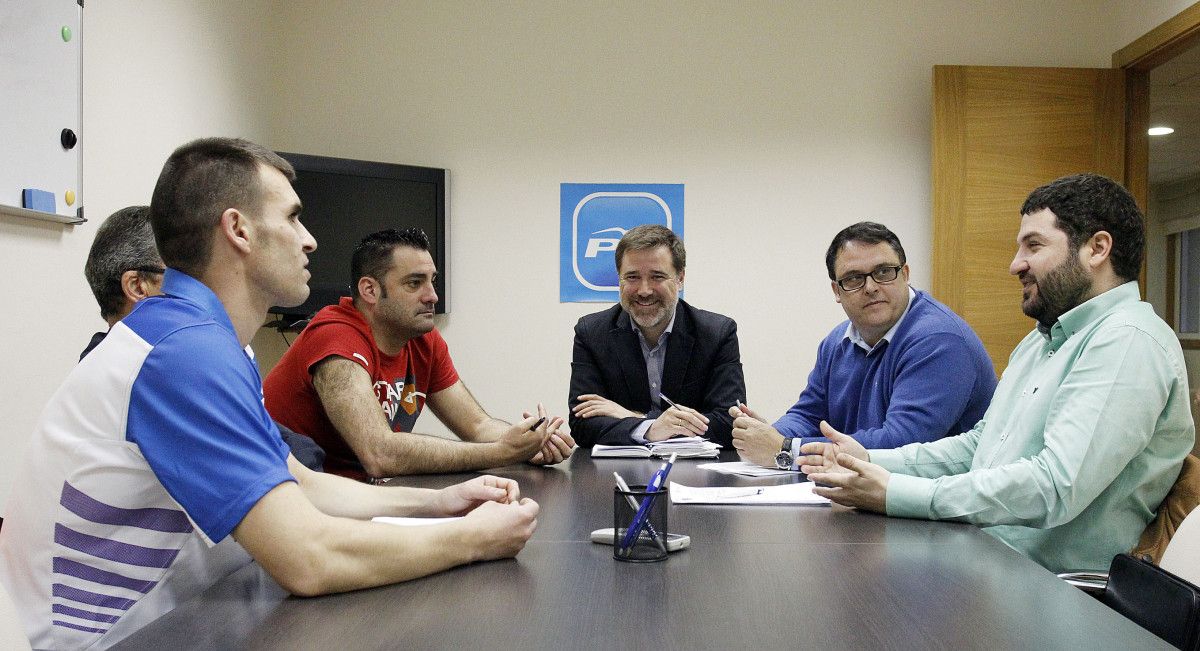 Xuntanza de Jacobo Moreira con traballadores das piscinas de Campolongo