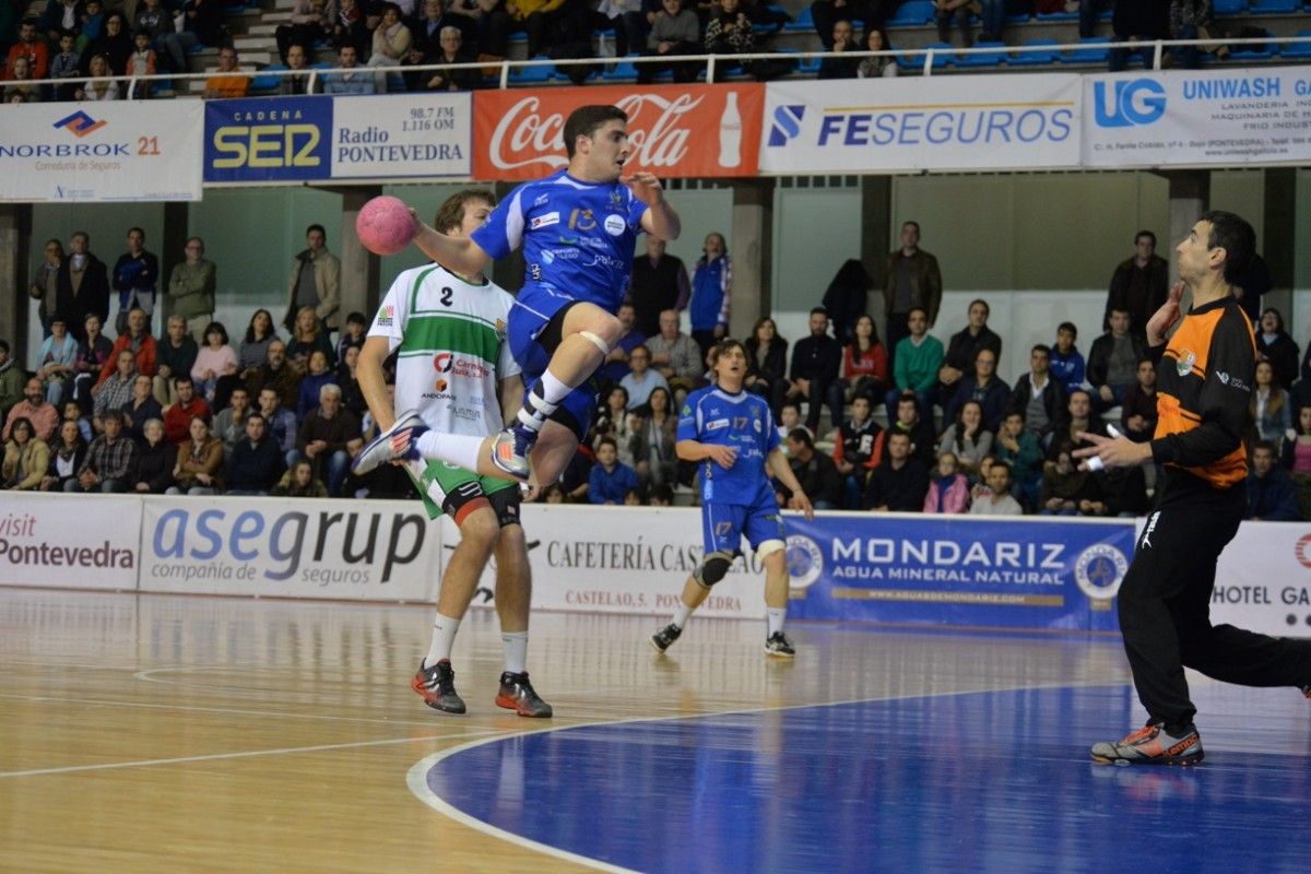 Partido entre Teucro y Handbol Bordils en el Municipal