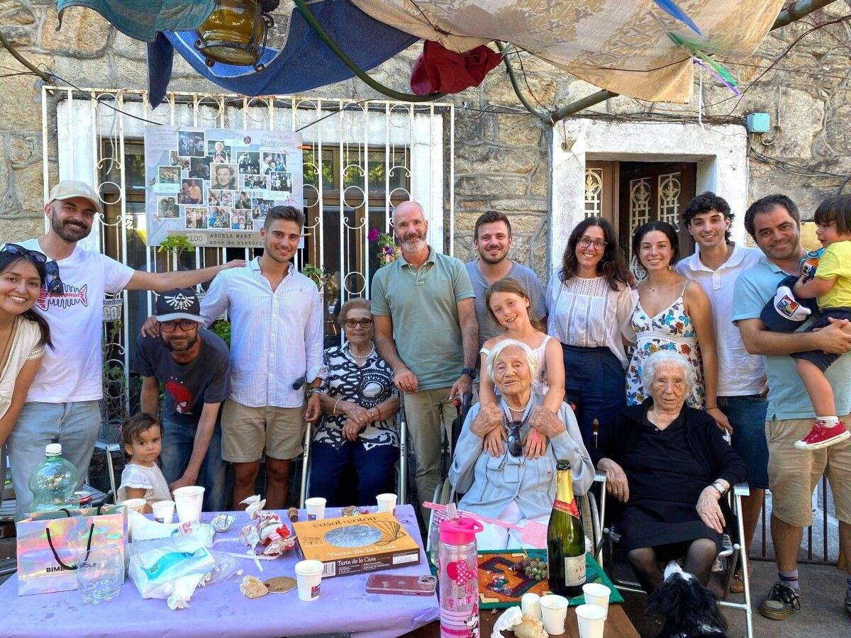 Carmen Senra con dos amigas y con sus siete nietos y cinco bisnietos durante la celebración del centenario