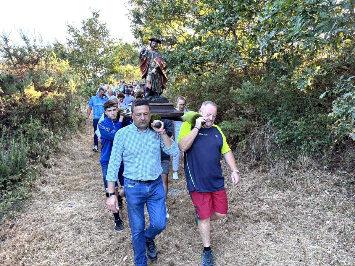Manuel Campos, alcalde de Cuntis, costalero en la procesión de San Roque