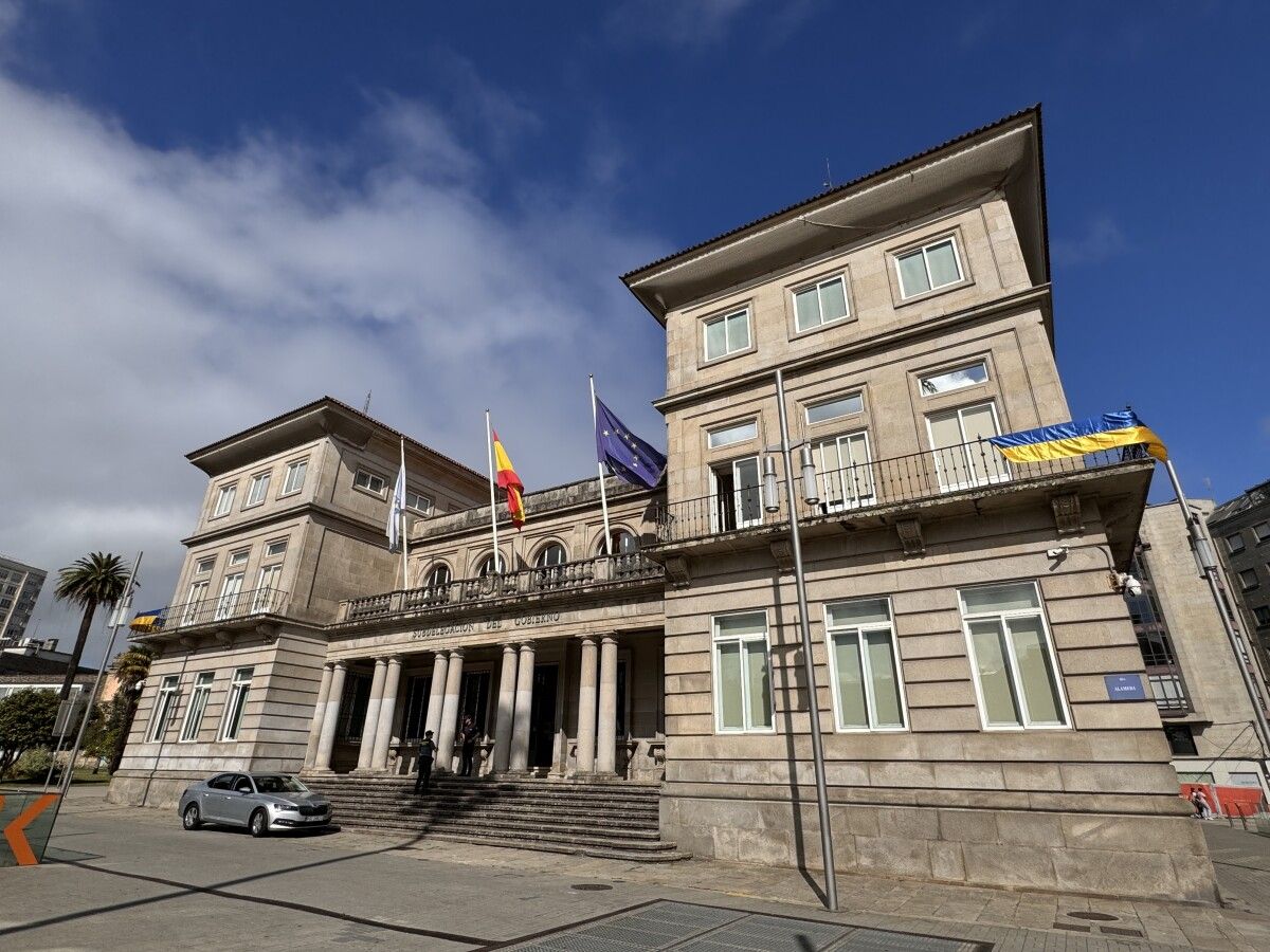 Edificio da Subdelegación do Goberno con dúas bandeiras de Ucraína 