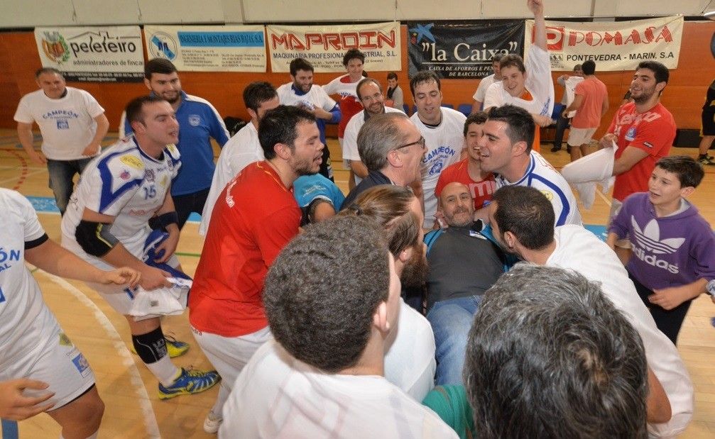 Los jugadores del Cisne mantean a su entrenador Edín Covelo tras vencer a BM Ártabro