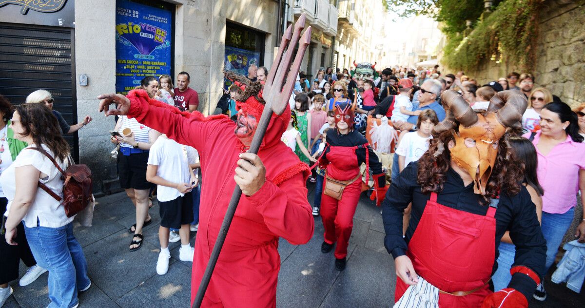 'O demo' durante su primera salida del día por las calles y plazas de Pontevedra