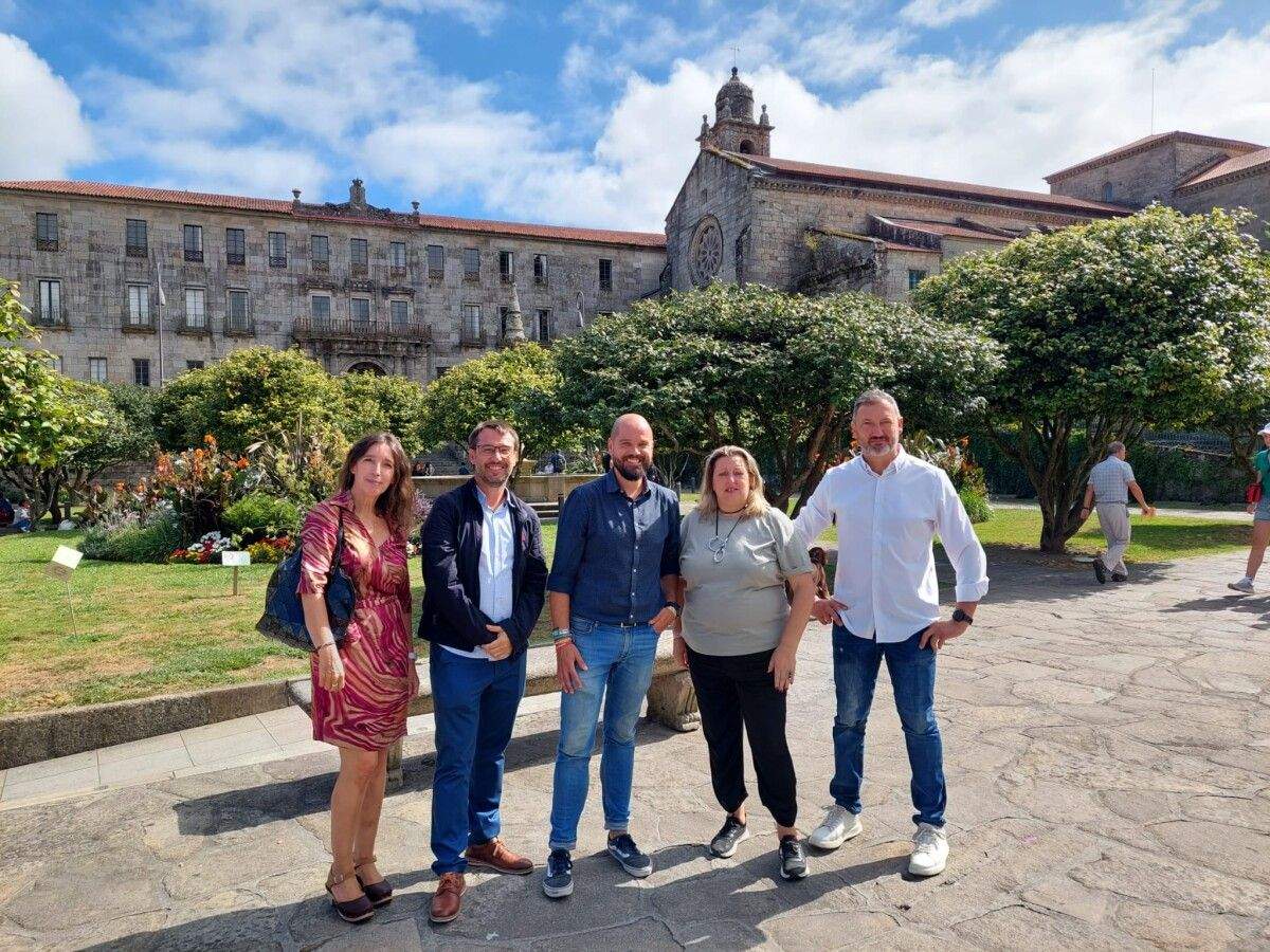 Concelleiros do PSOE local na praza de Ourense