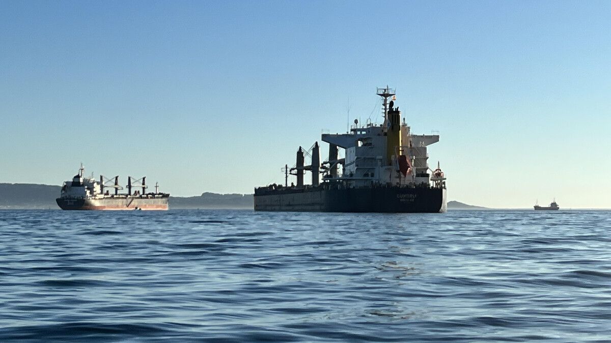 Un buque entrando no porto de Marín