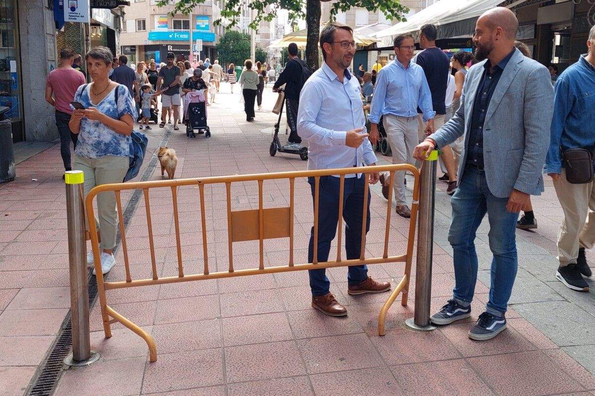 Iván Puentes junto a los bolardos de la glorieta de Compostela