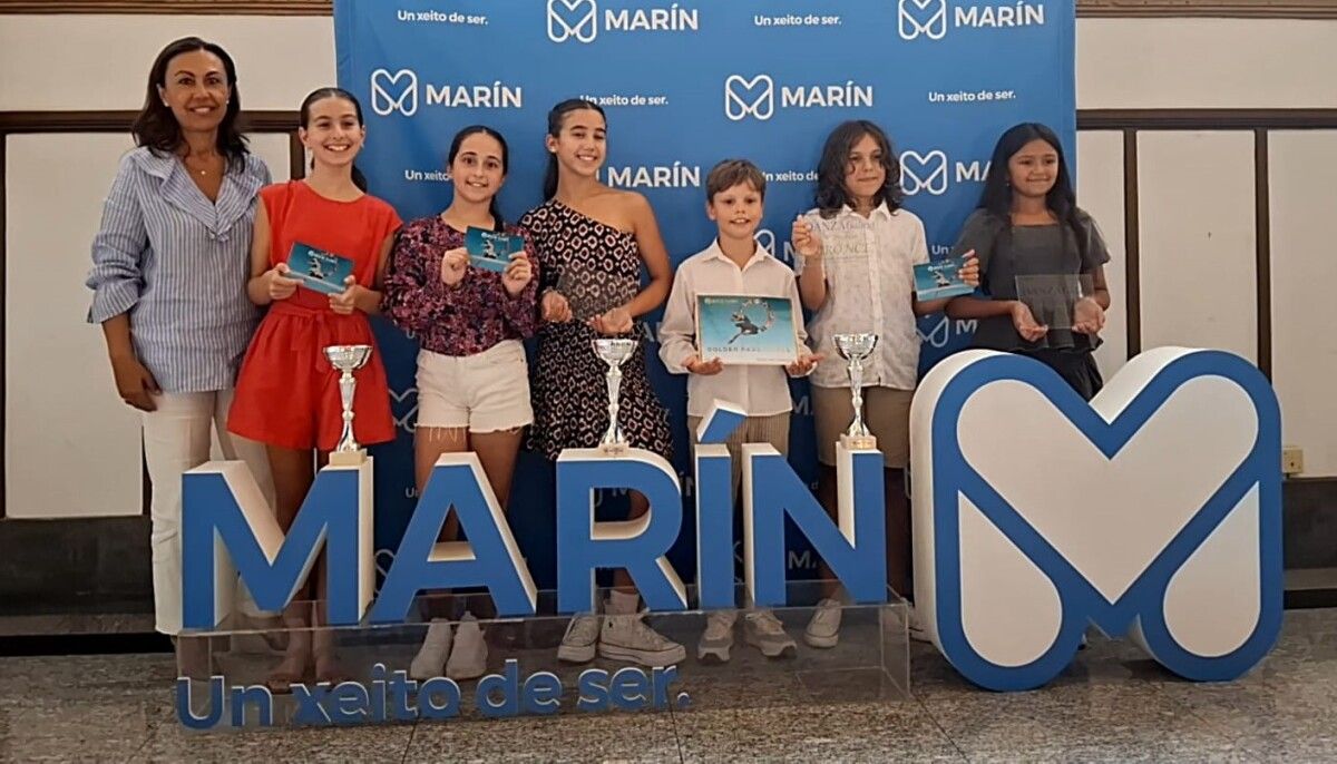 La alcaldesa María Ramallo con integrantes de la Asociación de Bailarines de Marín