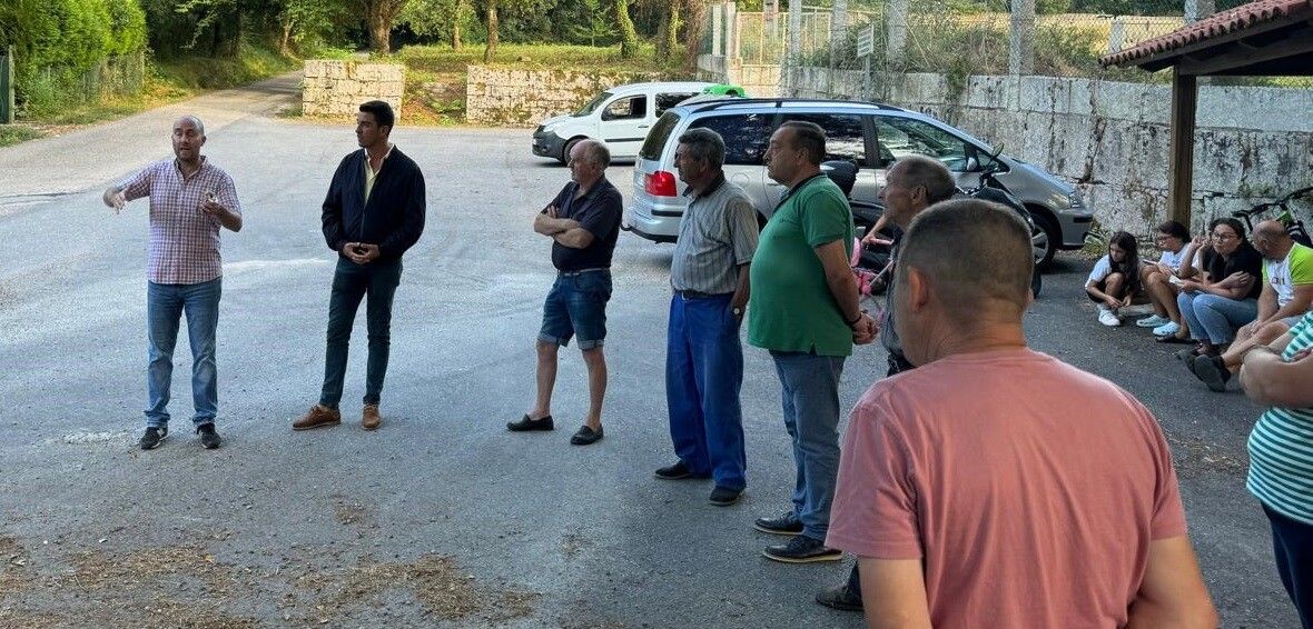 El vecindario de Pastoriza fue informado de las obras de mejora de la carretera del acceso a la PO-313