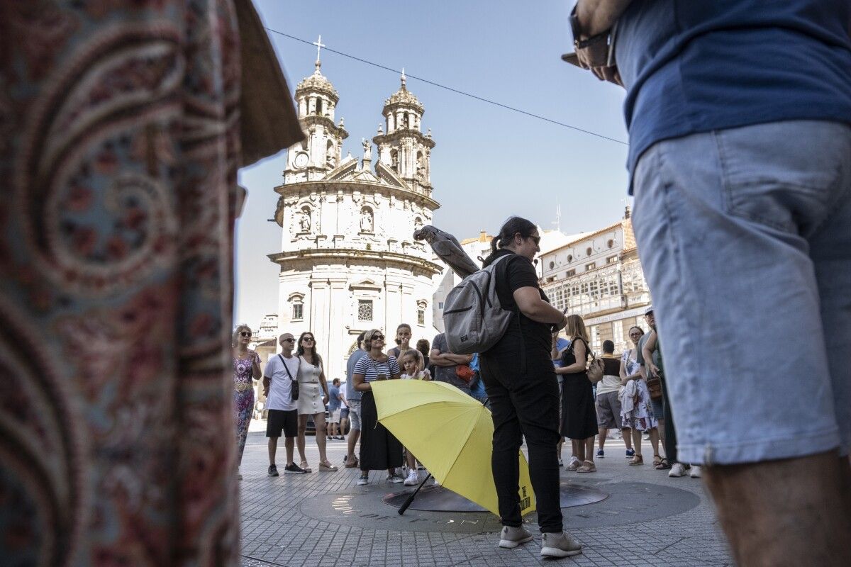 Un grupo de turistas en la Plaza de la Peregrina