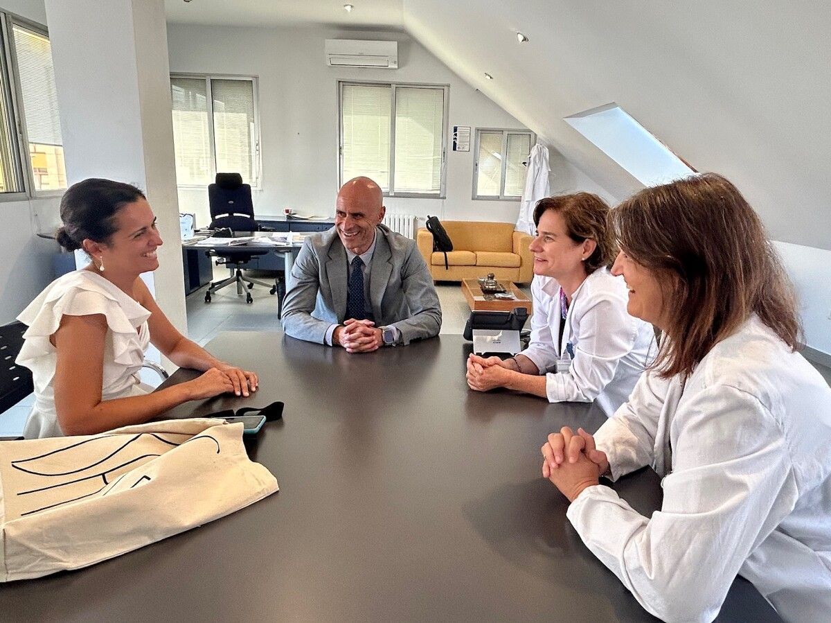 Paula González Esteban entrega o título da Copa de España de Vela ao Hospital Provincial