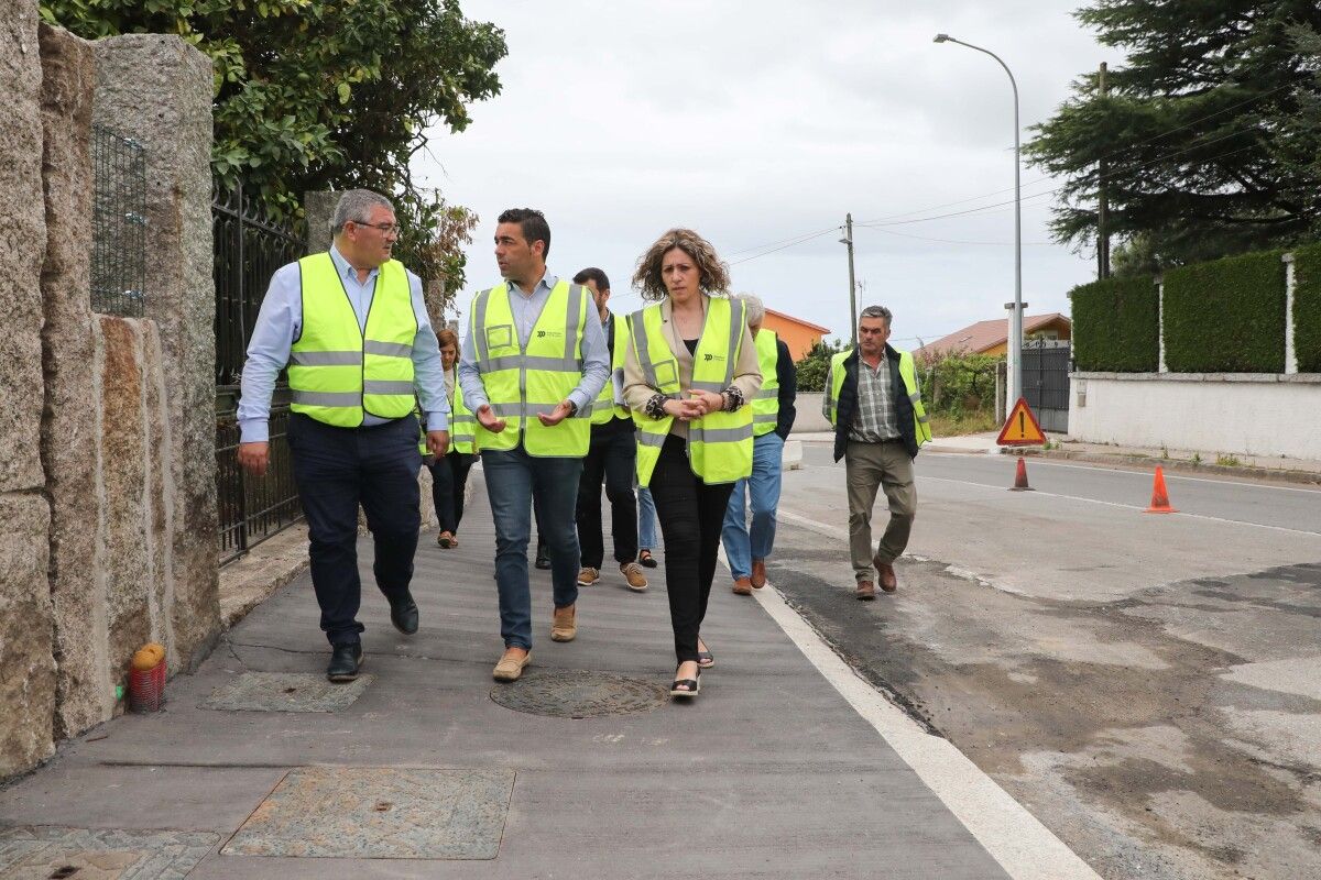 El alcalde de Ribadumia David Castro conversa con Luis López en la visita a las obras