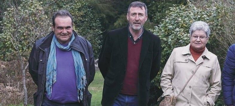 Roberto Rivas y Amelia Cancela junto al alcalde de Barro