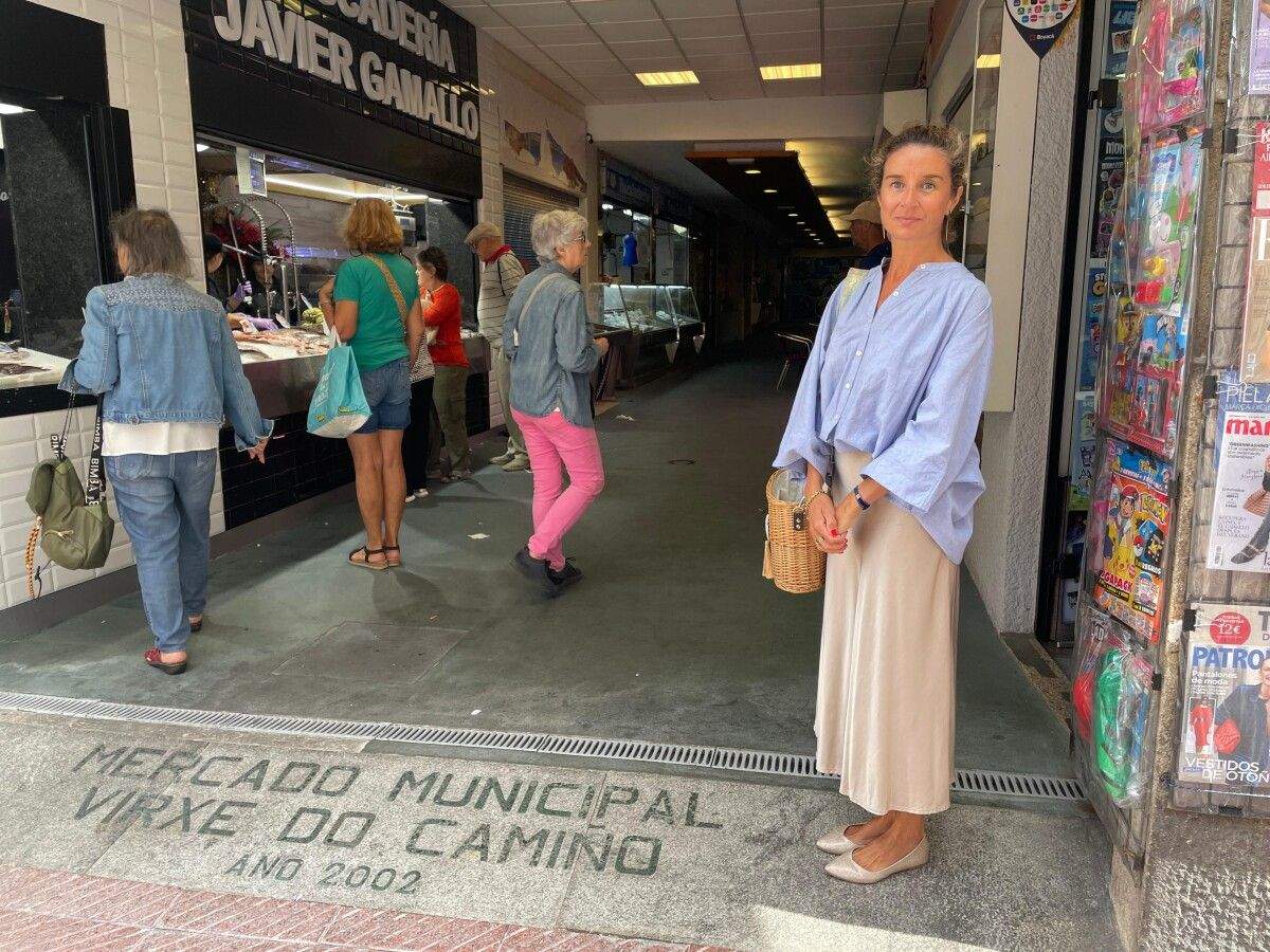 A concelleira do PP Silvia Junco no Mercado Virxe do Camiño