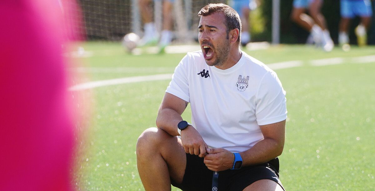 Yago Iglesias, durante un adestramento do Pontevedra na Xunqueira