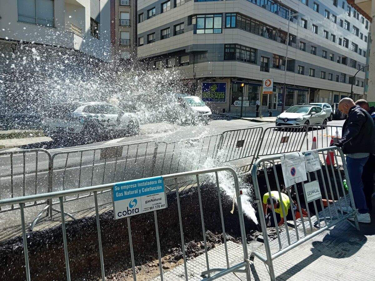 El agua que salía de la tubería en la Rúa Jaime Janer de Marín