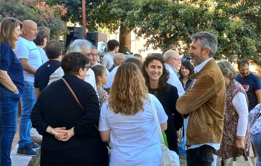 O alcalde Alberto Varela conversa con asistentes ao acto de homenaxe a Juan Barcala