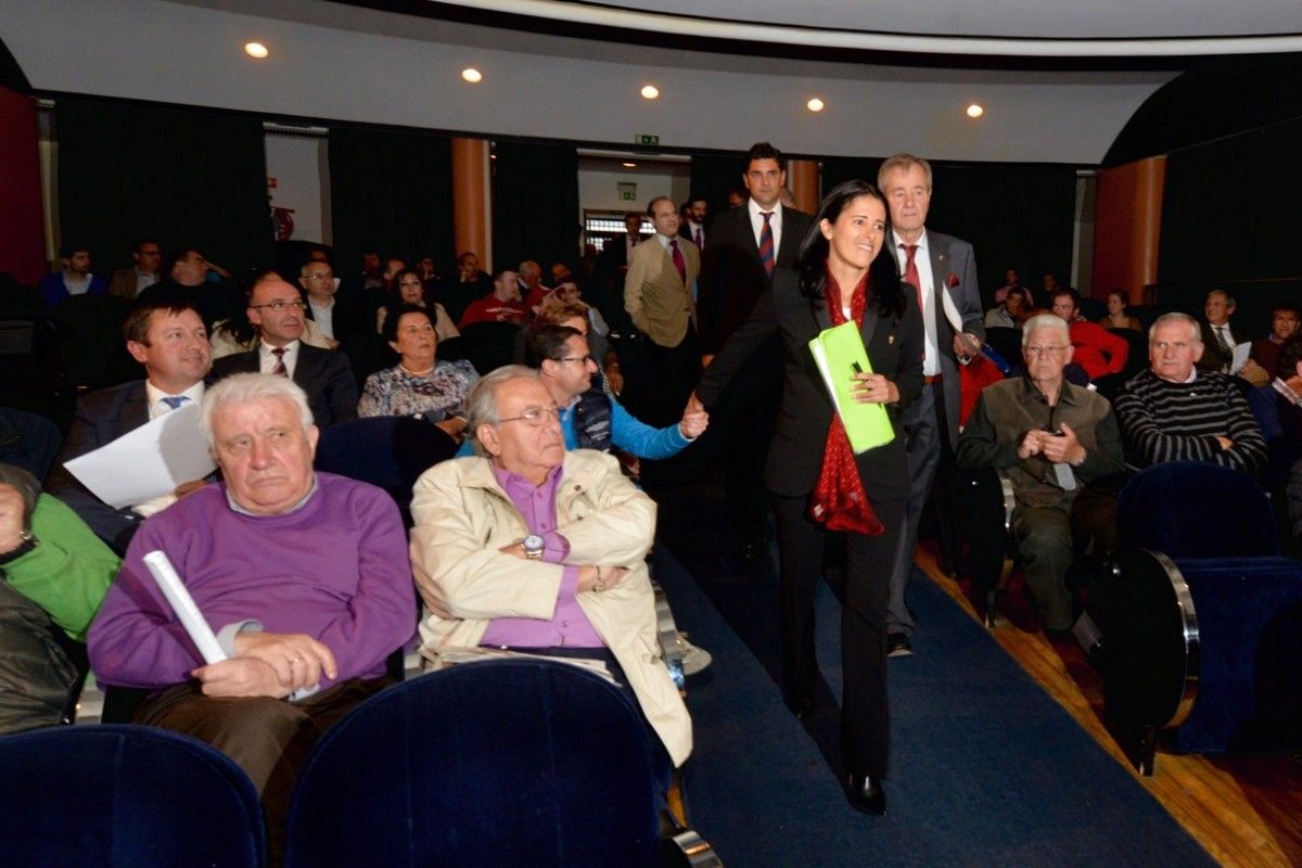 Lupe Murillo entrando na xunta xeral de accionistas do Pontevedra Lupe Murillo entrando na xunta xeral de accionistas do Pontevedra
