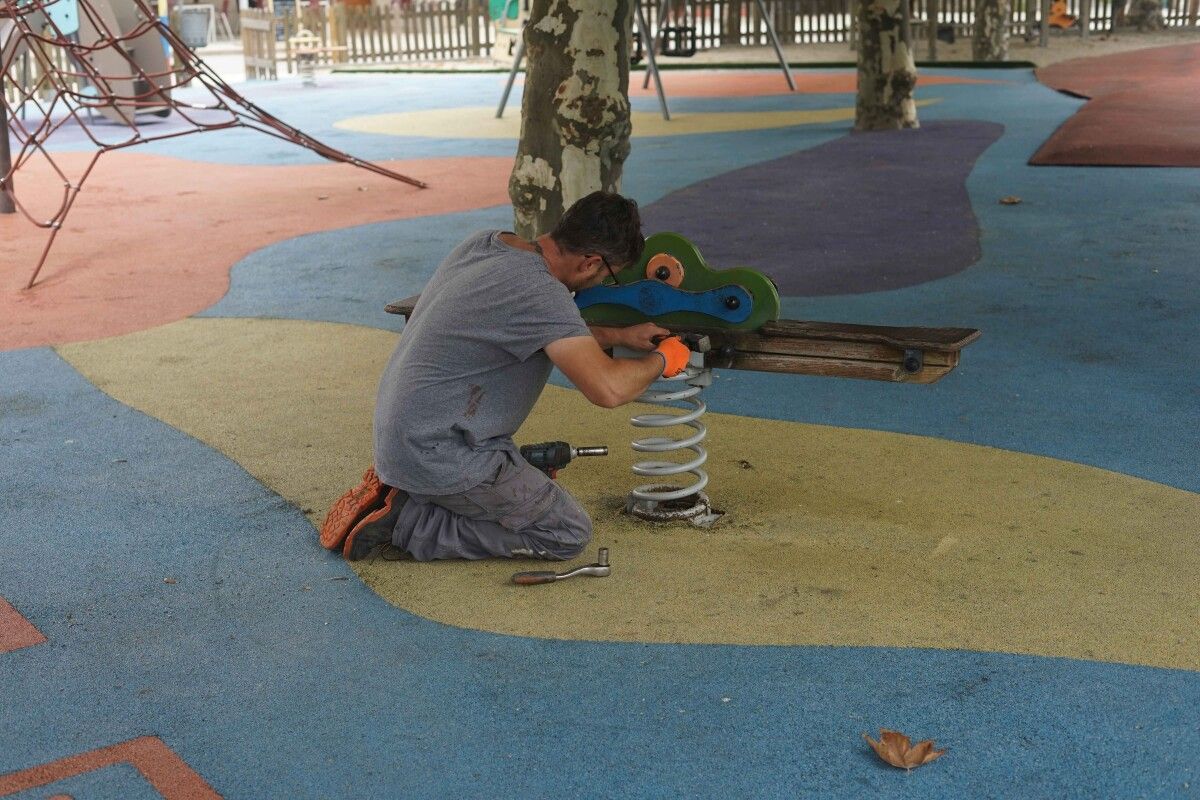 Arreglos en un parque de juegos