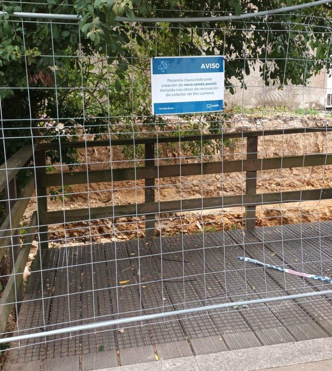 Cerrado por obras el tránsito peatonal por la pasarela de madera en el río Lameira