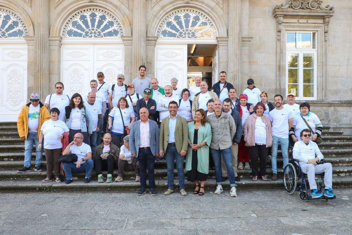 Usuarios de la Fundación Lar en una visita guiada por Pontevedra