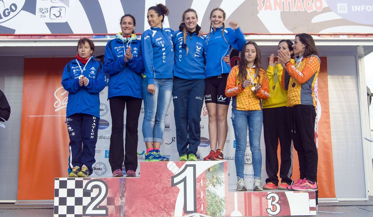 Equipo femenino del GV Sports (derecha) en el podio del Campeonato Gallego de Duatlón