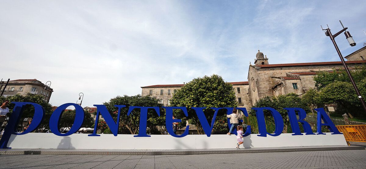Letreiro 'Pontevedra' na Praza de Ourense