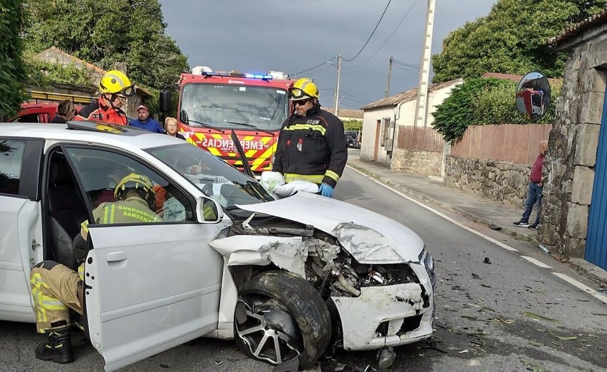 A condutora ferida en Meaño é atendida polos servizos de Emerxencia