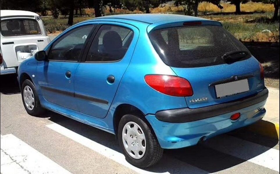 Ó vehículo fuxido responde as mesmas características do da imaxe, segundo indica a Policía Local 