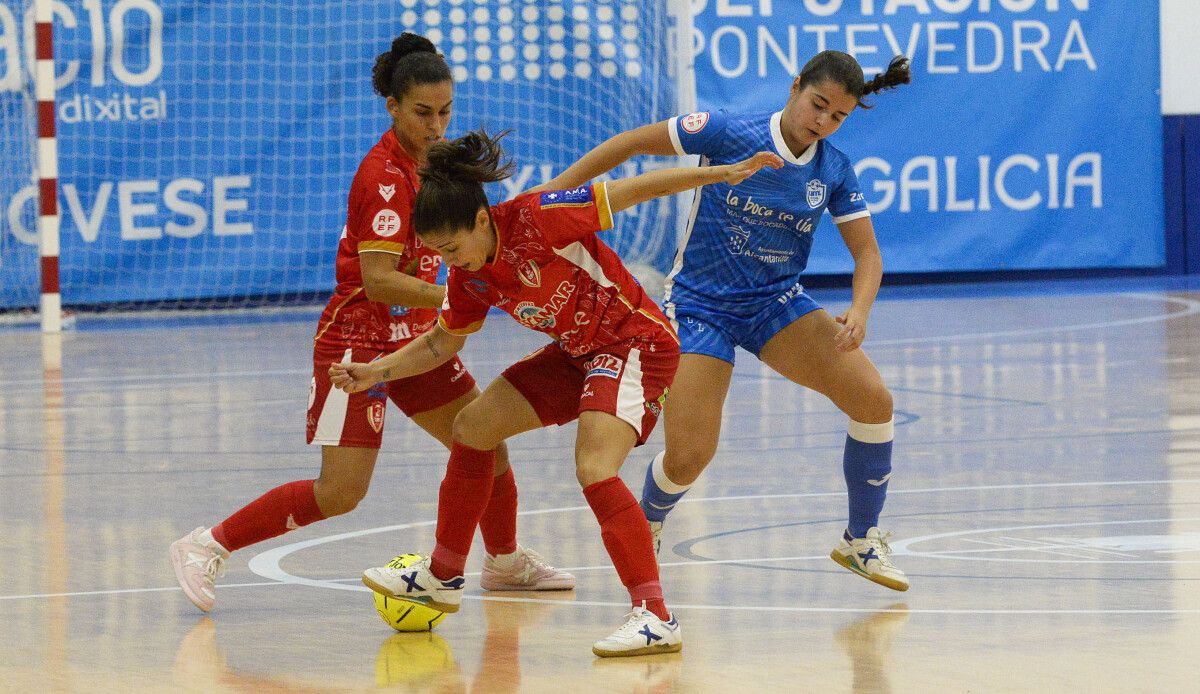 Partido de liga entre Poio Pescamar y LBTL Futsal Alcantarilla en A Seca