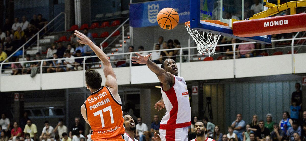 Partido entre Valencia Basket y As Mónaco del IX Torneo EncestaRías en el Pabellón Municipal 