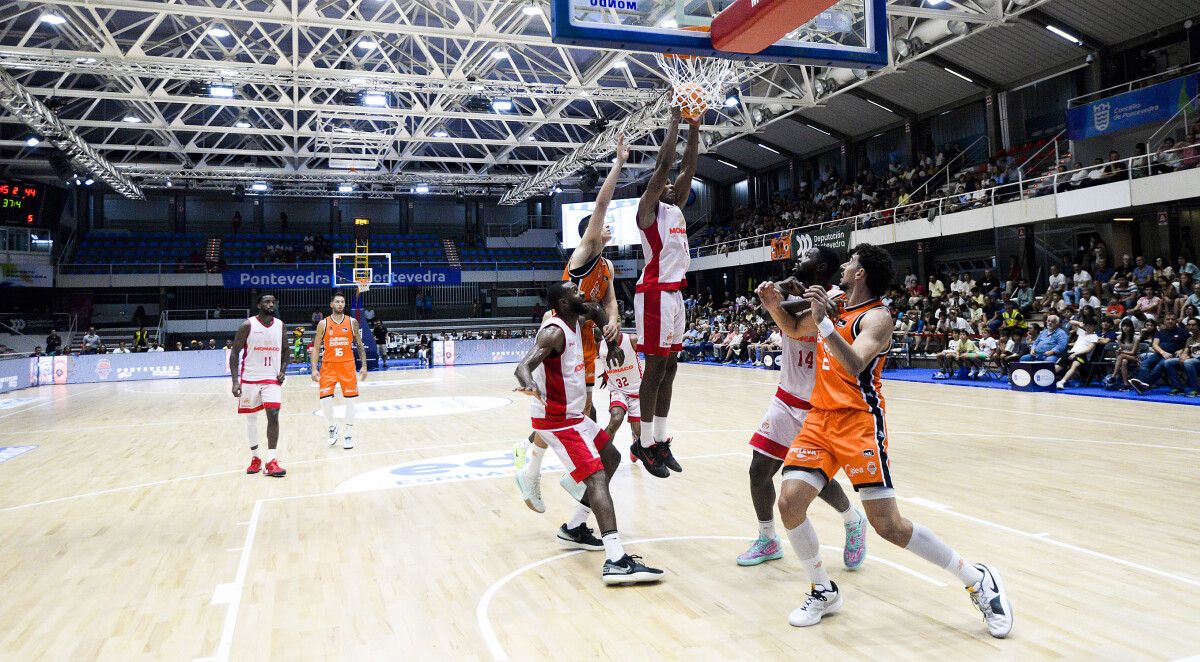 Partido entre Valencia Basket ey As Mónaco do IX Torneo EncestaRías no Pavillón Municipal 