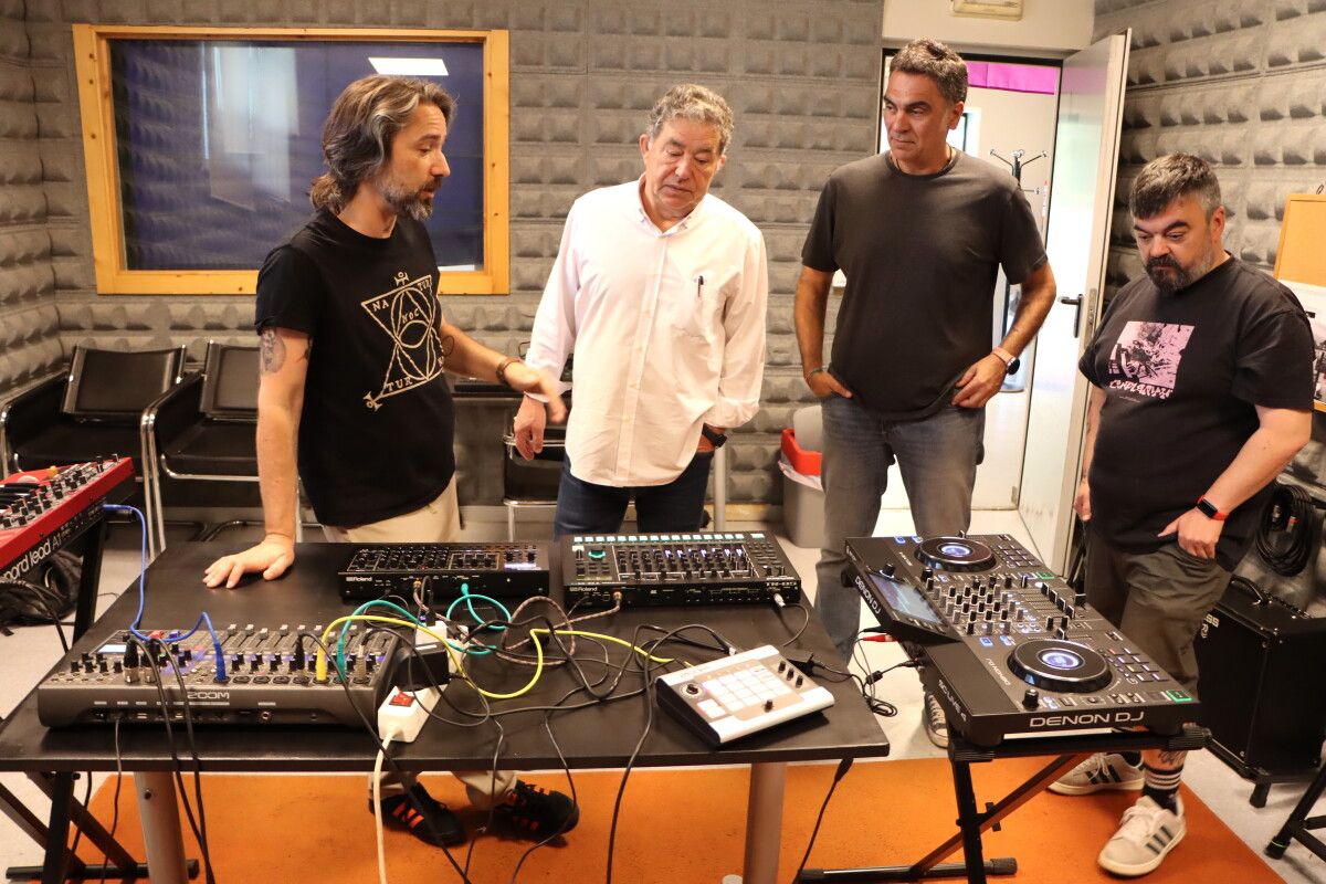 Visita de Miguel Anxo Fernández Lores ao Local de Música