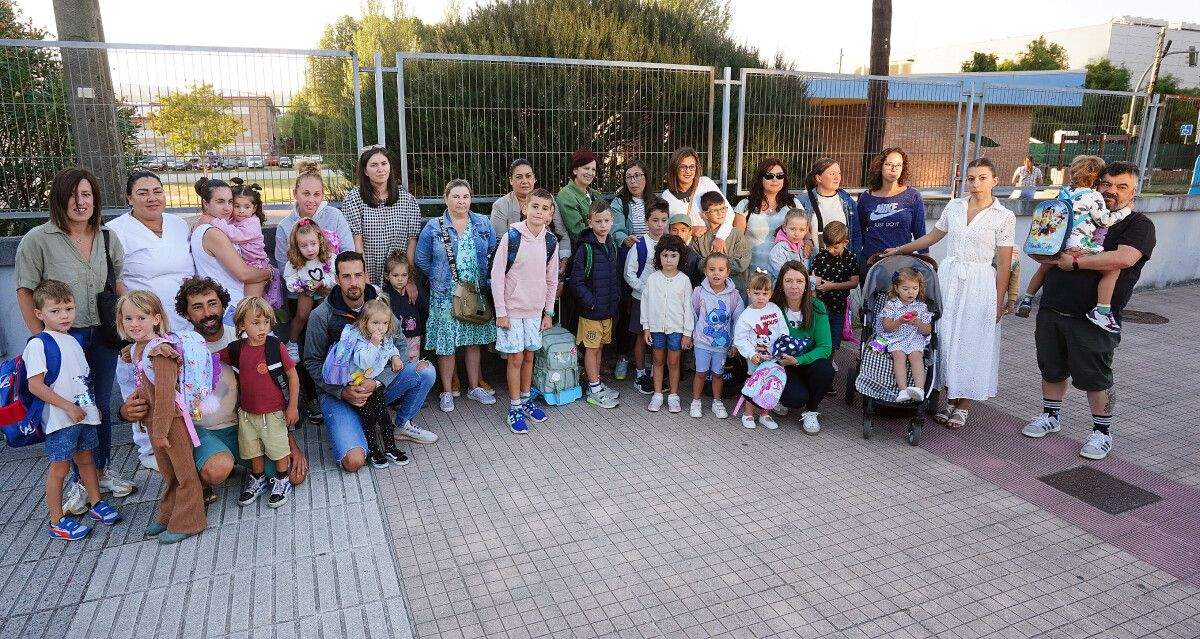 Familias y alumnado de cuarto de infantil del CEIP A Xunqueira 1